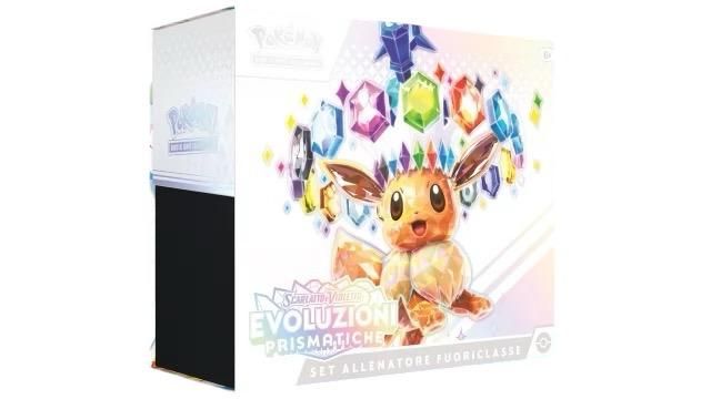 Evoluzioni Prismatiche Set Allenatore Fuoriclasse – Scarlatto e Violetto 8.5 – Pokémon TCG – ITA PREORDINE IN USCITA A GENNAIO 2025